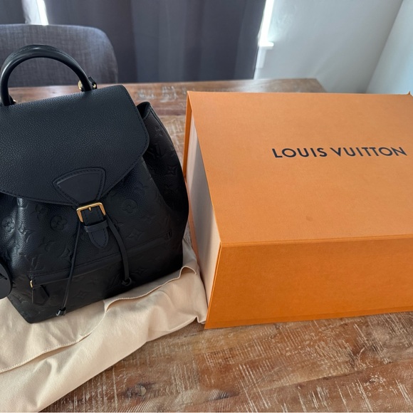 Louis Vuitton - Picture 1 of 9